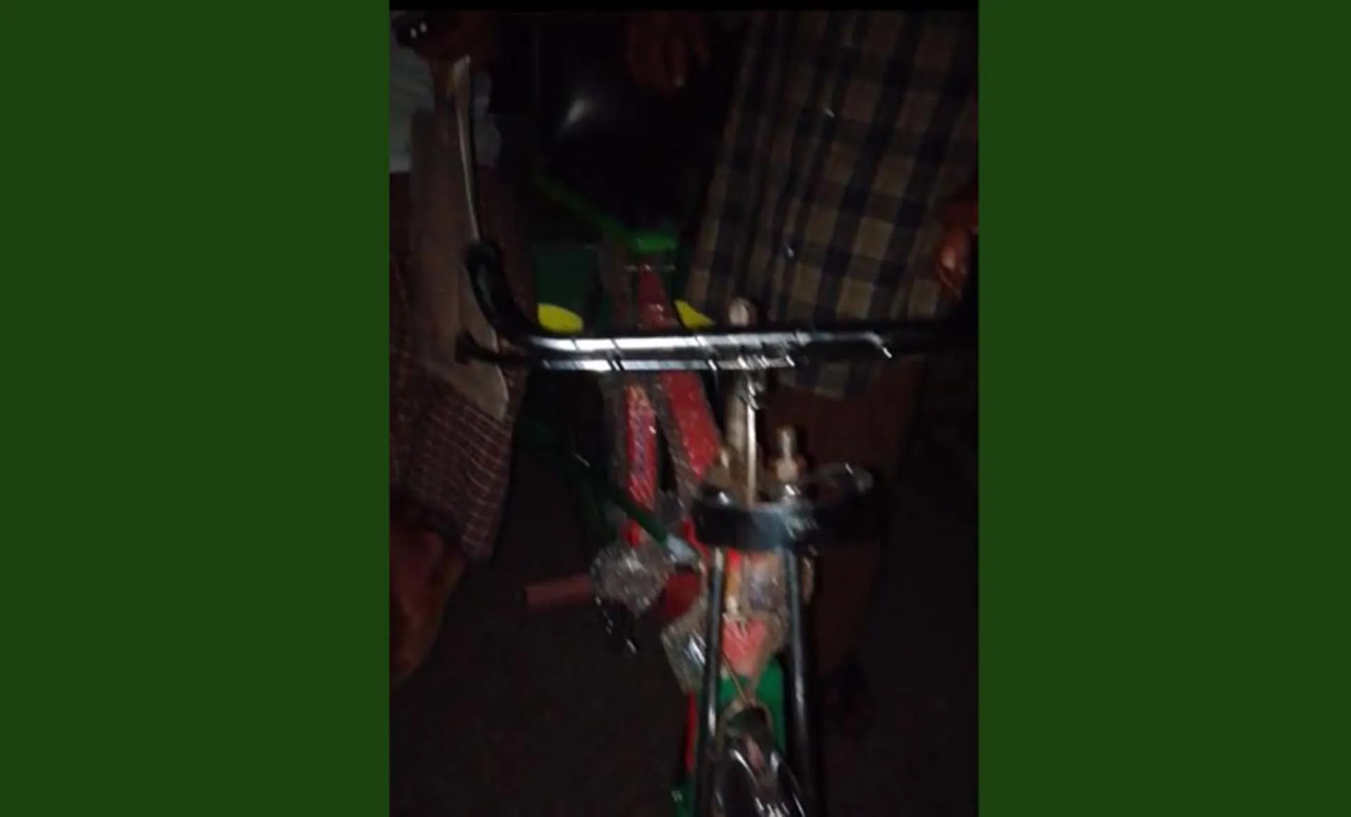 রাতের আঁধারে কৃষি পণ্য পরিবহন ভ্যান বিতরণ করলেন তালতলী কৃষি কর্মকর্তা